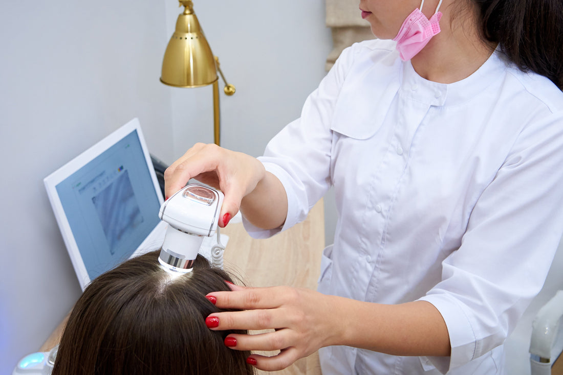 Fachärztin analysiert Kopfhaut und Haar mit moderner Technologie – objektive Haarausfall-Diagnose bei TREMP Cosmetics