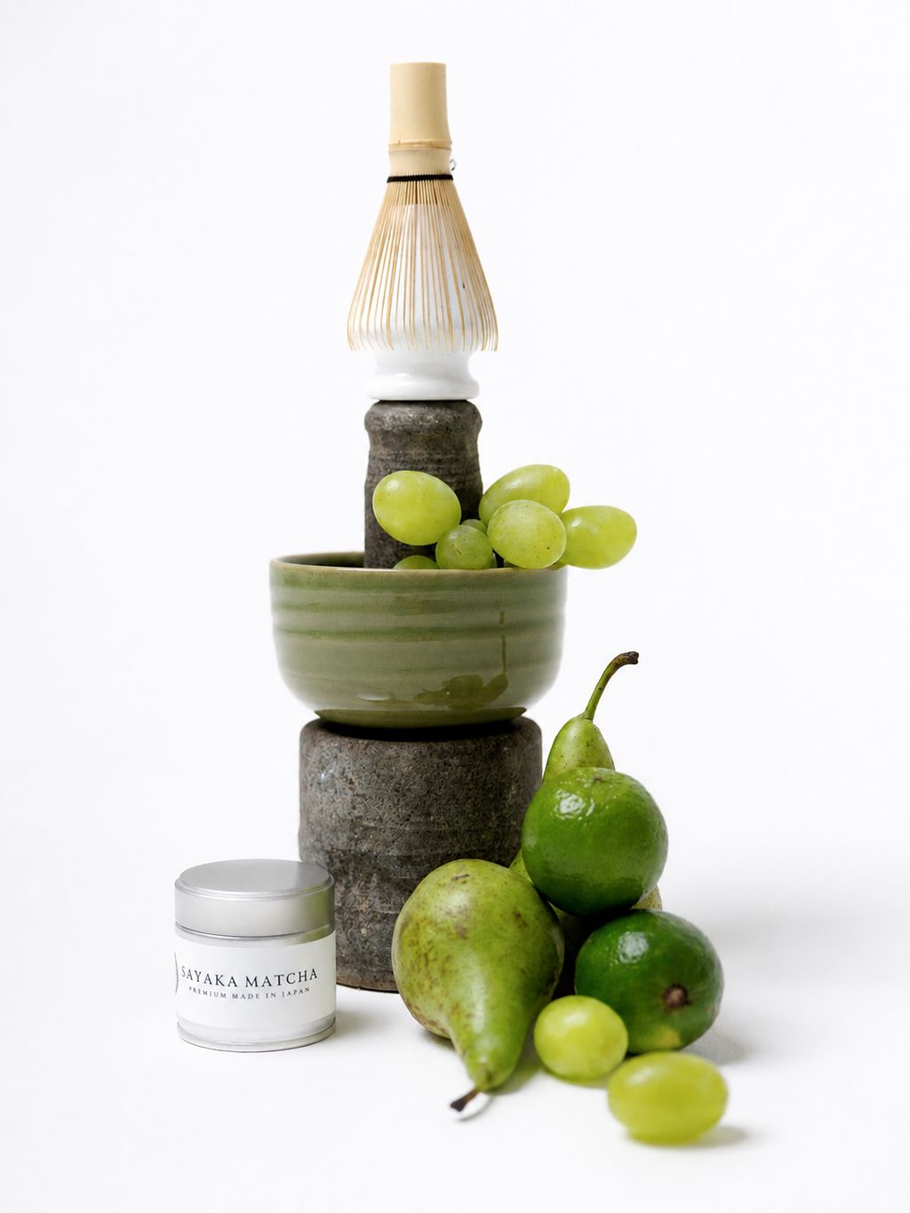 Sayaka Premium Matcha Tin mit Bambusbesen, Keramikschale und frischen Birnen und Trauben