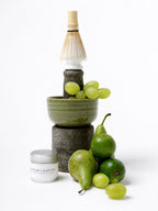 Sayaka Premium Matcha Tin mit Bambusbesen, Keramikschale und frischen Birnen und Trauben